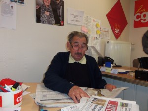 René, concentré sur l'archivage