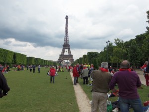 Départ sous la tour Eiffel