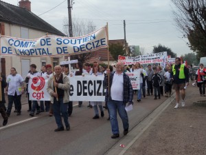 En t^te du cortège, le comité de soutien 